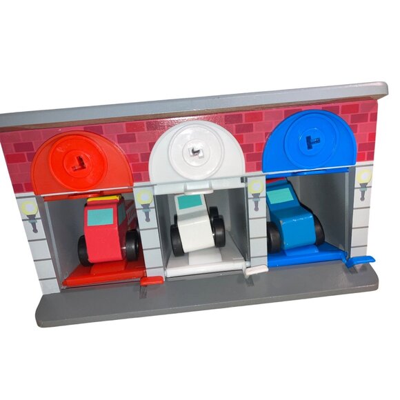 Melissa & Doug Keys & Cars Wooden Rescue Garage Toy For Ages 3+ - Picture 9 of 16